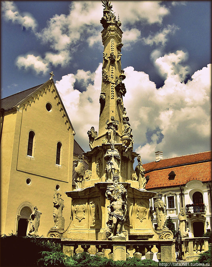 В центре площади Святой Троицы, стоит колонна Святой Троицы Веспрем, Венгрия