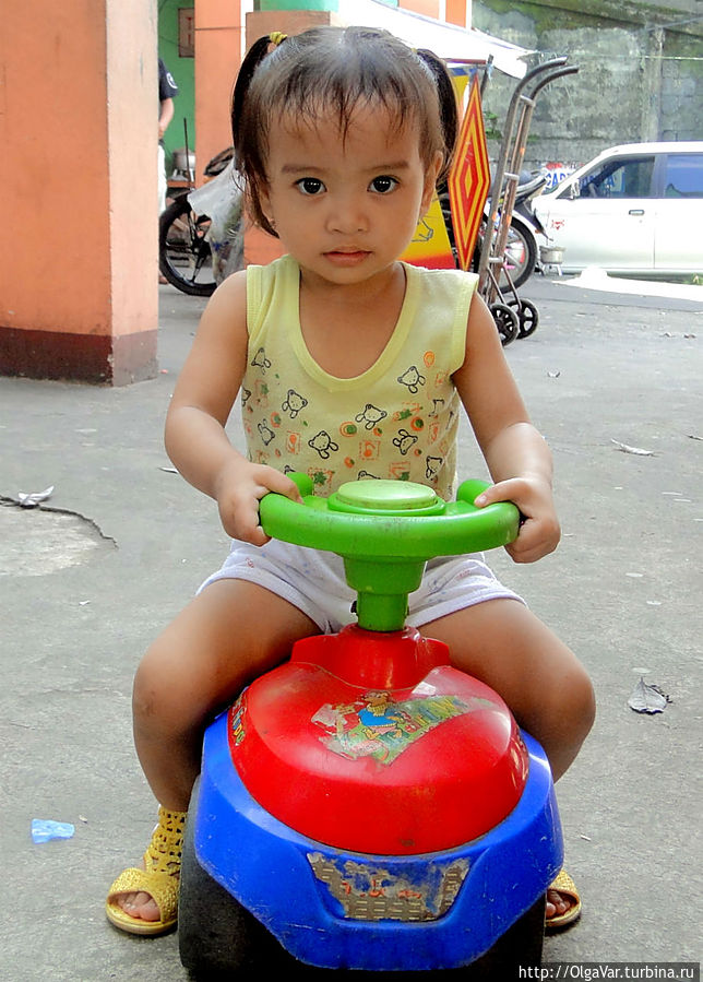 Маленькая жительница Булусана Булусан, Филиппины