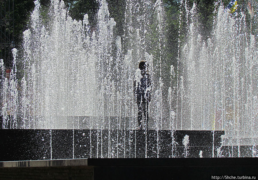 внутри фонтана живой ребенок, в жару ему можно только позавидовать... Донецк, Украина