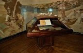 Наверху -макет Саратова. Фотография сделана в музее Н.Г.Чернышевского