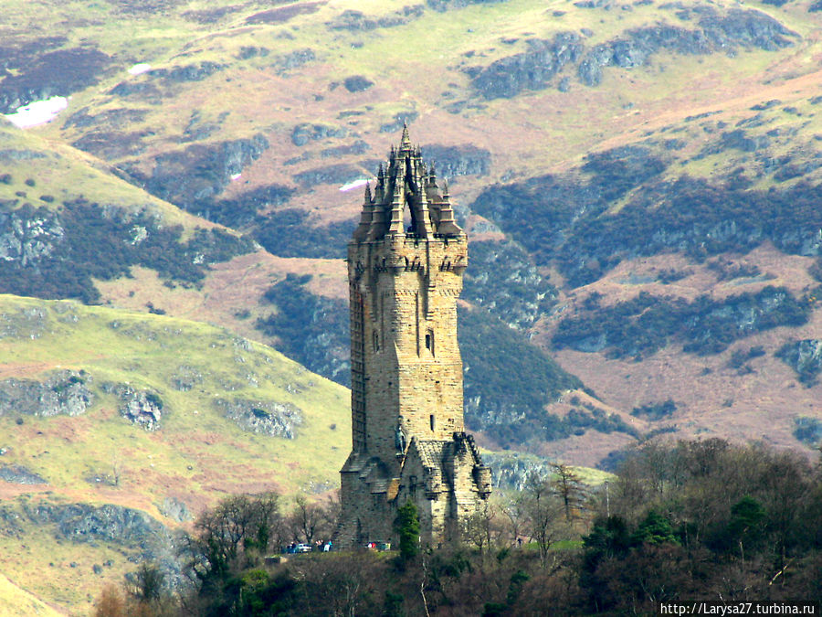 Монумент Уоллеса сооружён в 1869 году в ознаменование победы войск под предводительством Уильяма Уоллеса над англичанами в битве у Стерлингского моста в двух милях к северу от крепости. Монумент Уоллеса сооружён в 1869 году в ознаменование победы войск под предводительством Уильяма Уоллеса над англичанами в битве у Стерлингского моста в двух милях к северу от крепости.