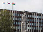 Горсовет с флагами Петрозаводска, России и Карелии, и памятник советскому деятелю Куусинену, который и был руководителем Карело-Финской ССР.