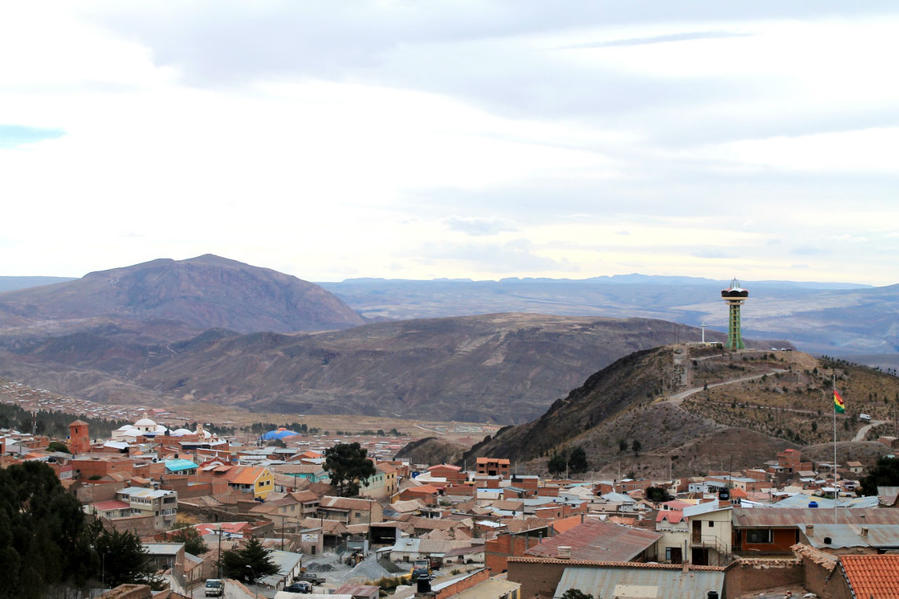 вид в восточном направлении, сооружение на горке это вращающийся панорамный ресторан — mirador giratorio Pari Orko Потоси, Боливия