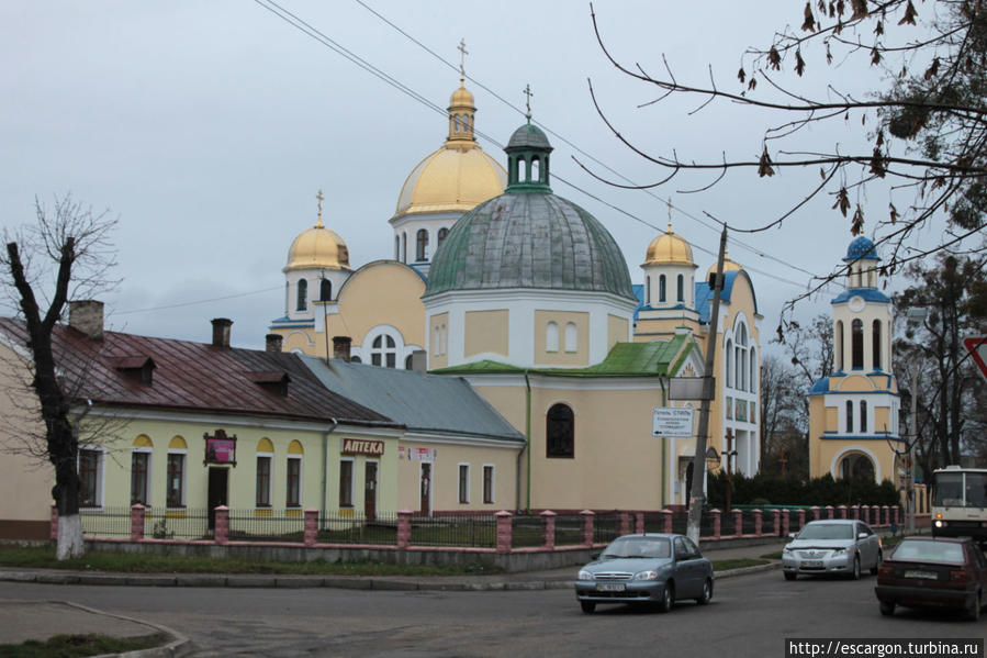 На пути до выезда из города нам еще встречается церковь Святого Лазаря (1861) — одна из самых русских в этом городке... Жолква, Украина