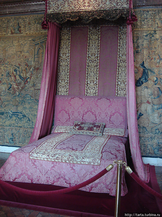 Кровать с балдахином в зале пяти королев Франция