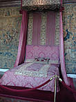 Кровать с балдахином в зале пяти королев