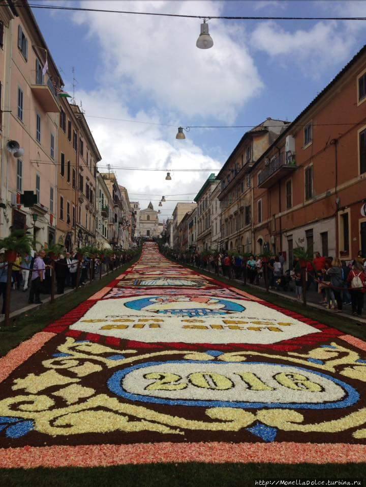 Цветочный фестиваль:  Инфиората в Дженцано ди Рома Дженцано-ди-Рома, Италия