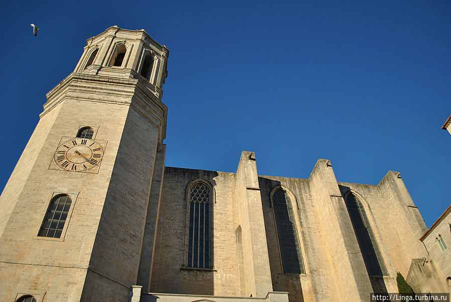 Еще эту площадь назвают площадью часов, так как часы, в отличие от апостолов, присутствуют... Еще эту площадь назвают площадью часов, так как часы, в отличие от апостолов, присутствуют...
