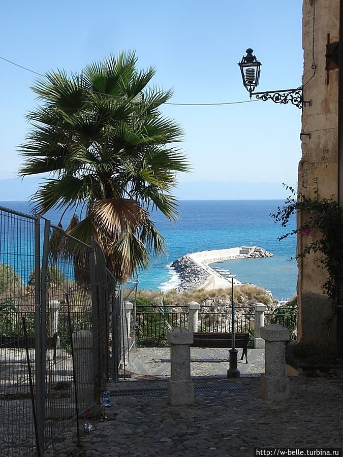 Лучший же вид на порт открывается с четвертой, самой крохотной площадки. Уже при подходе к ней прямо в перспективе улице виден портовый мол. Лучший же вид на порт открывается с четвертой, самой крохотной площадки. Уже при подходе к ней прямо в перспективе улице виден портовый мол.