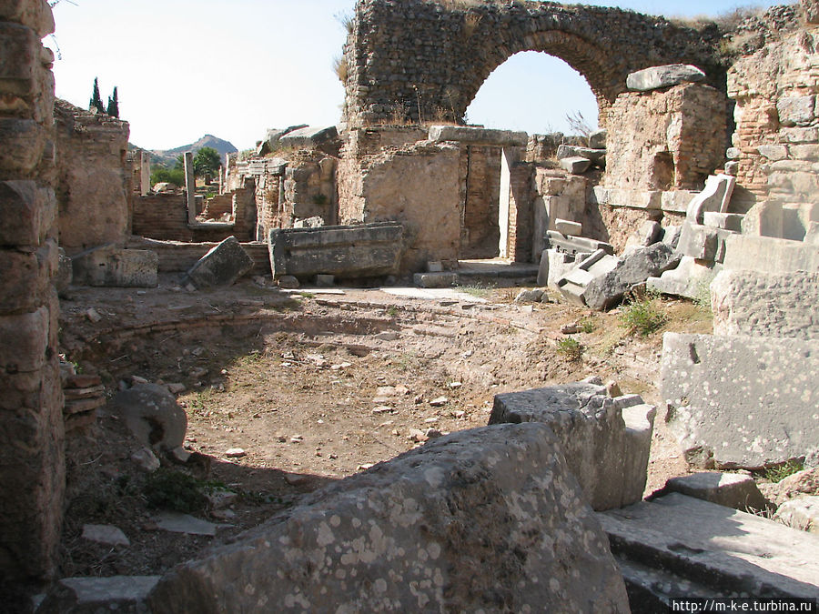 Просто развалины внутри Эфес античный город, Турция