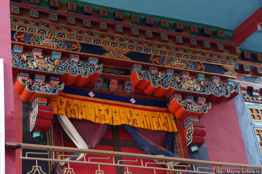 Тибетские  храмы  не  отличаются   архитектурным  излишеством —  дерево,  яркая  материя, яркая  покраска  и  храм  готов. Катманду, Непал