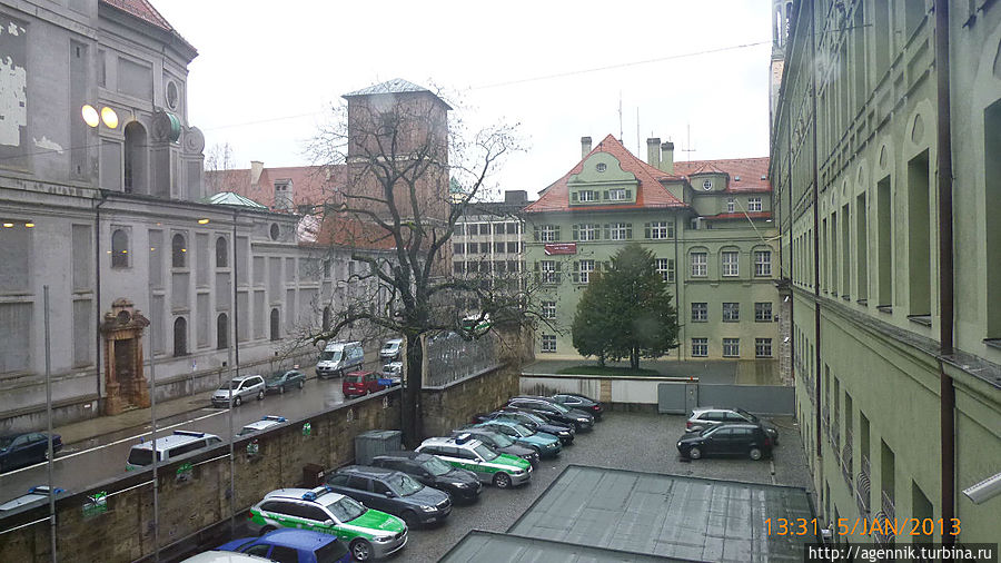 Вид из окна — на бывший монастырь — сейчас управление полиции Мюнхена. Мюнхен, Германия