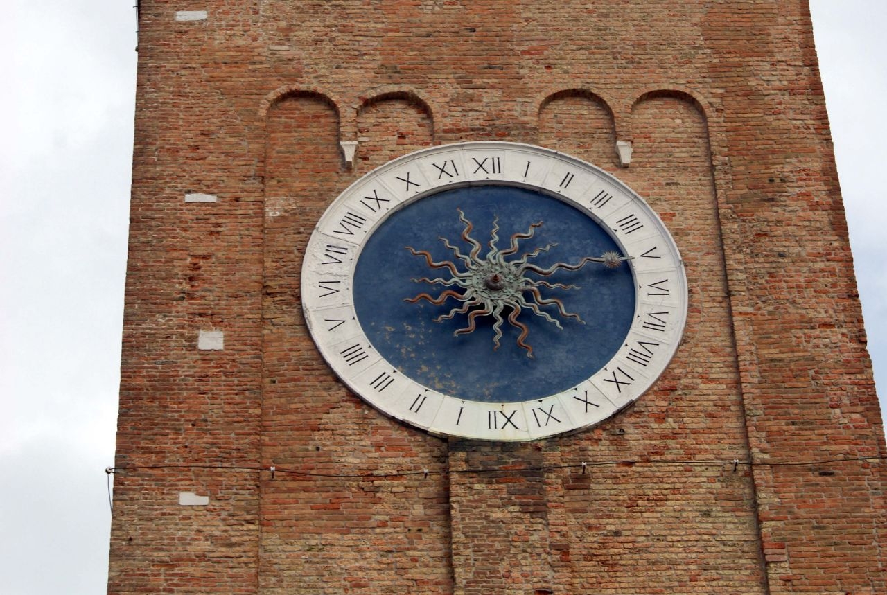 Часы на башне церкви Святого Андрея Кьоджа, Италия