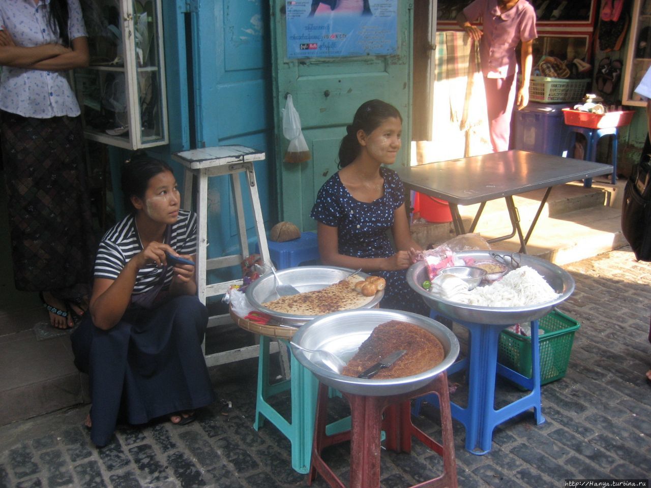 Уличная торговля в Янгуне Янгон, Мьянма