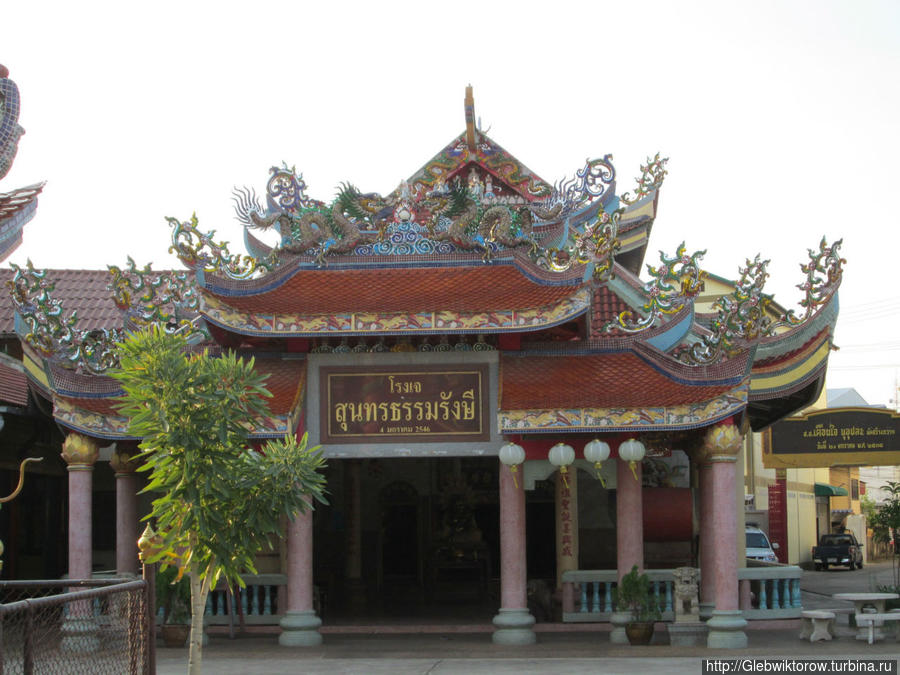 Посещение вата Санторн Прадит в центре города Удон-Тани, Таиланд