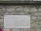 Табличка на стенах ограды особняка Далиды.