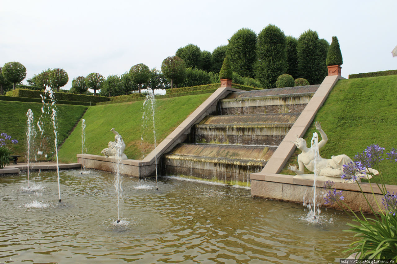 В парке  достаточно много скульптур и не только у фонтанов. Хиллерёд, Дания
