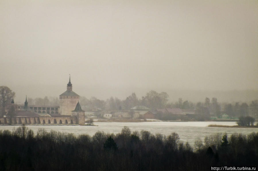 вид на монастырь с горы Мауры Кириллов, Россия