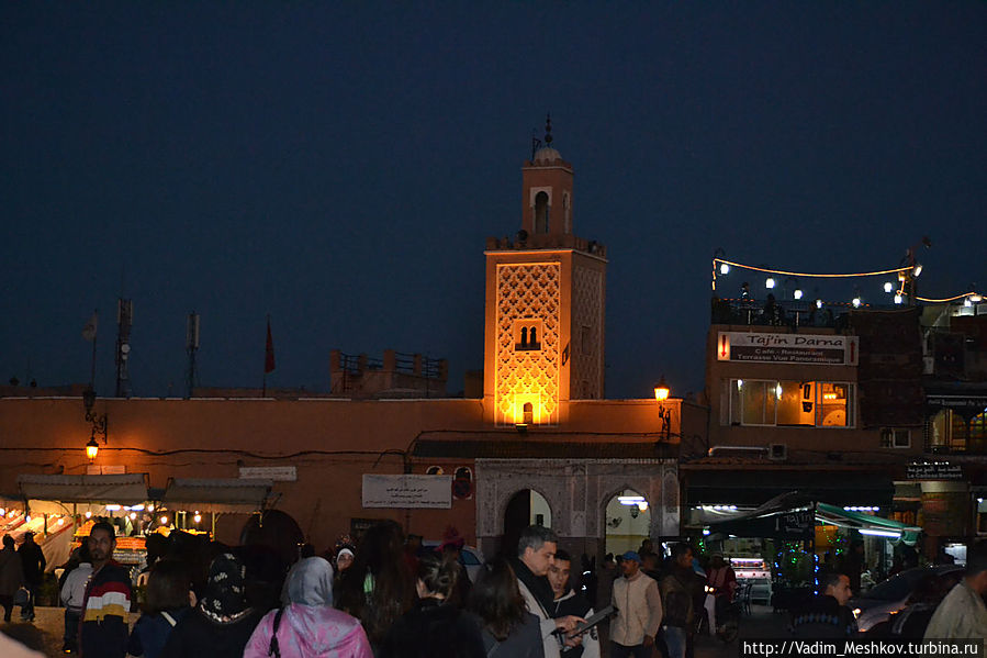 Медина — старая часть Марракеша. Все дома города выкрашены в красный цвет для поглощения солнца. Медина — старая часть Марракеша. Все дома города выкрашены в красный цвет для поглощения солнца.