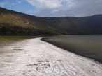 Белоснежный пляж содового озера, из минерала натрон. Вода на ощупь — как будто там мыло растворили.