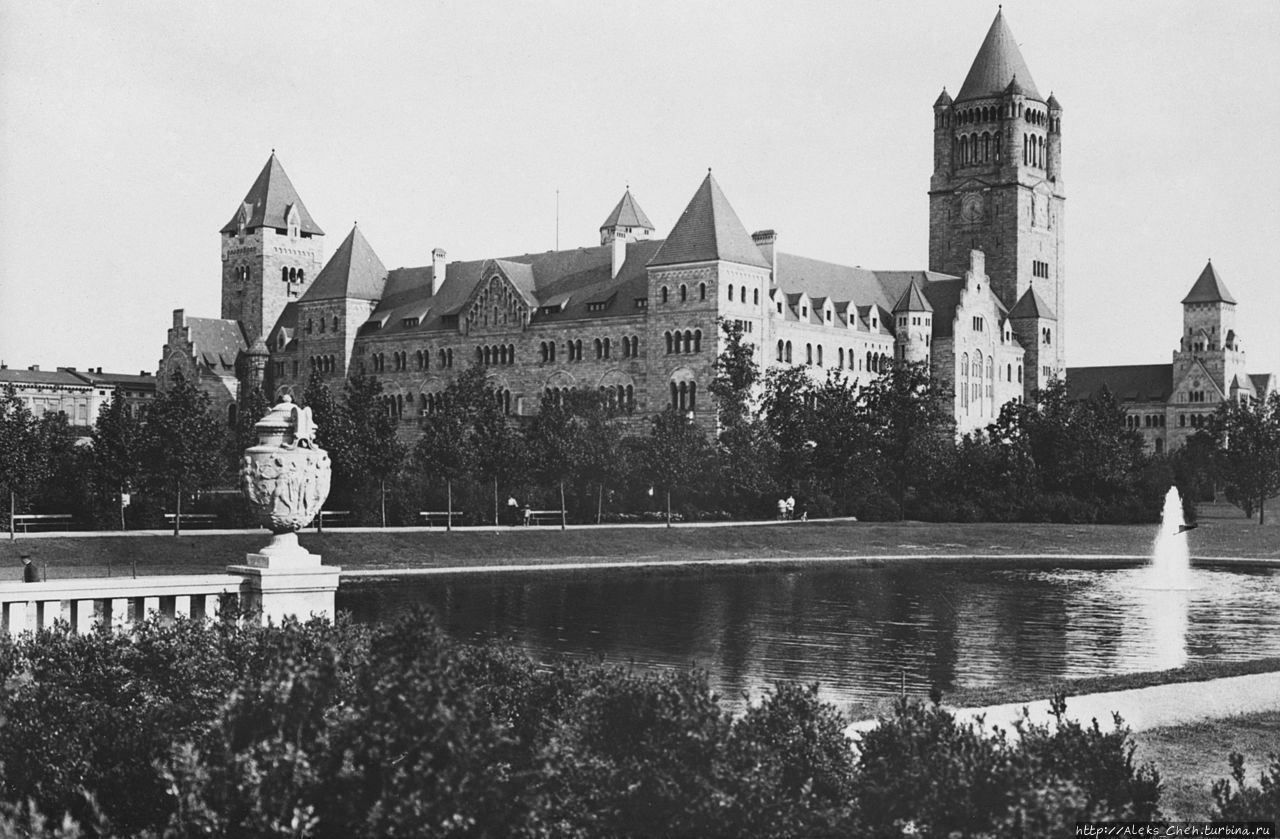Цесарский замок (Königliches) был построен в 1905-1910 годах, как резиденция немецкого императора Вильгельма II. И стал самым новым королевским замком в Европе. После возвращения Польше независимости в 1918 году, объект стал одним из местопребываний Президента Польши. Часть замка была отдана в пользование Познанскому Университету Познань, Польша