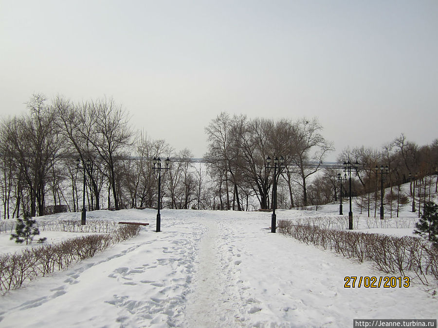 в некоторых местах парка столько снега, что непонятно, где можно пройти. Но я пошла.. Хабаровск, Россия