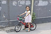 Конечно же, велосипеды — неотъемлемая часть жизни китайцев. На них они садятся еще в самом раннем детстве. Детей здесь любят...