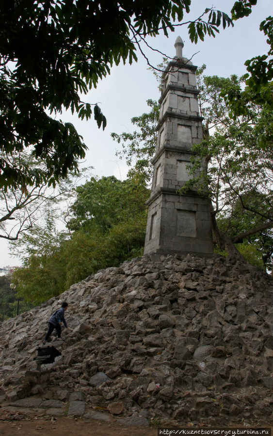 Пагода у Храма Нефритовой горы Ханой, Вьетнам