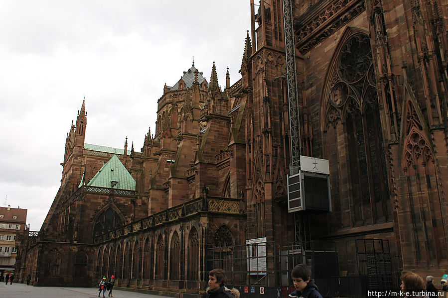 Два интересных здания на Кафедральной площади Страсбург, Франция Два интересных здания на Кафедральной площади Страсбург, Франция