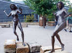 Скульптуры еще двух сестер