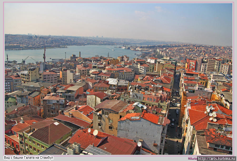 Вид с башни Галата на Стамбул.  Касательно недвижимости на самом Босфоре она достигает до 150 миллионов евро. На прилегающем Мраморном море и заливе Золотой рог гораздо ниже... Ну а так в самом Стамбуле спальные районы, мне показались хуже чем в Российской глубинки. Стамбул, Турция
