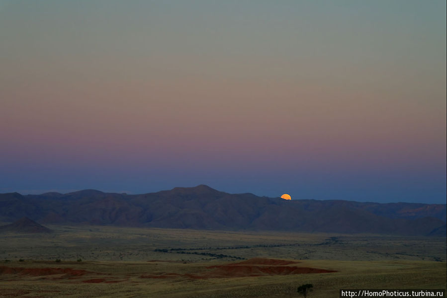Сердце Намиба: закат южного солнца и восход полной луны