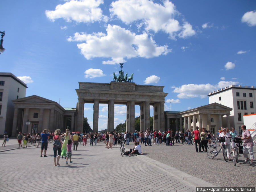 На Парижской площади у Бранденбургских ворот Берлин, Германия