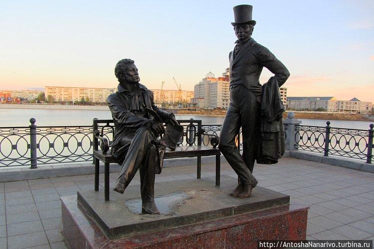 Памятник Пушкину и Онегину. Вот бы не подумал, что они были знакомы. Йошкар-Ола, Россия