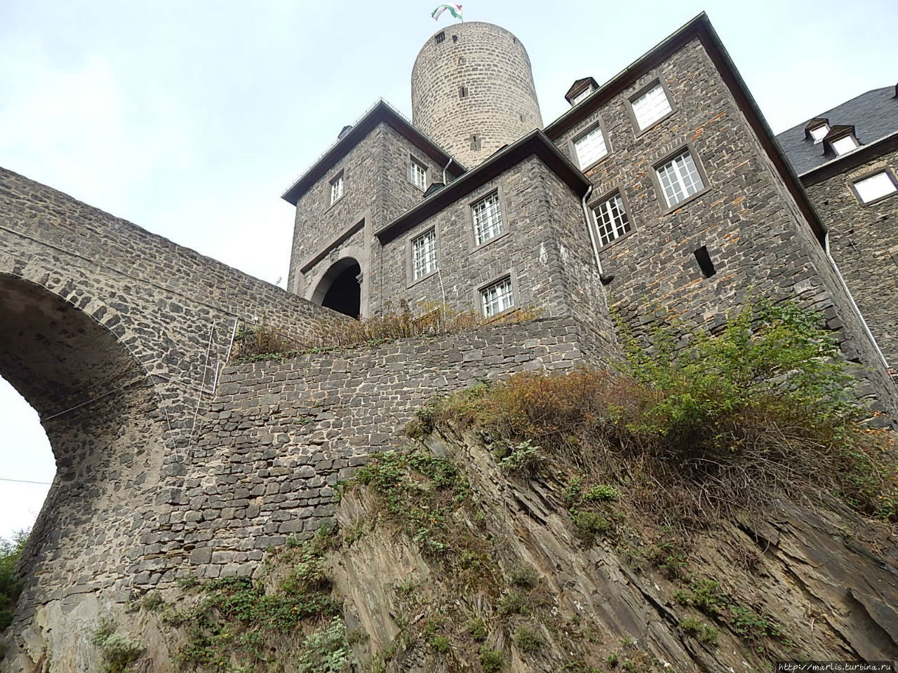 Майeн, замок Женевьевабург, для постройки использовался вулканический туфф и базальт Майен, Германия