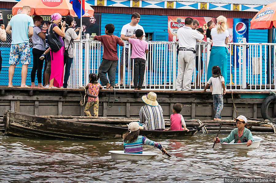 Посмотрите, в каких тазах сидят в воде детишки! Одни! И ведь не боятся Посмотрите, в каких тазах сидят в воде детишки! Одни! И ведь не боятся