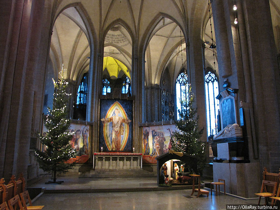 Алтарная роспись известного норвежского художника Х.Сёренсена (при реконструкции). Алтарная роспись известного норвежского художника Х.Сёренсена (при реконструкции).