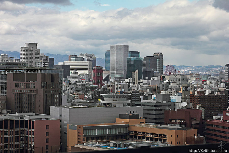 Вид с верхнего этажа замка Осаки Осака, Япония