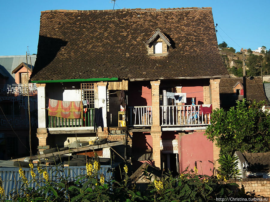 Это, по меркам Мадагаскара, дом вполне себе зажиточных людей. Он имеет все четыре стабильные стены, крышу, окна, двери и даже несколько этажей!! Антананариву, Мадагаскар