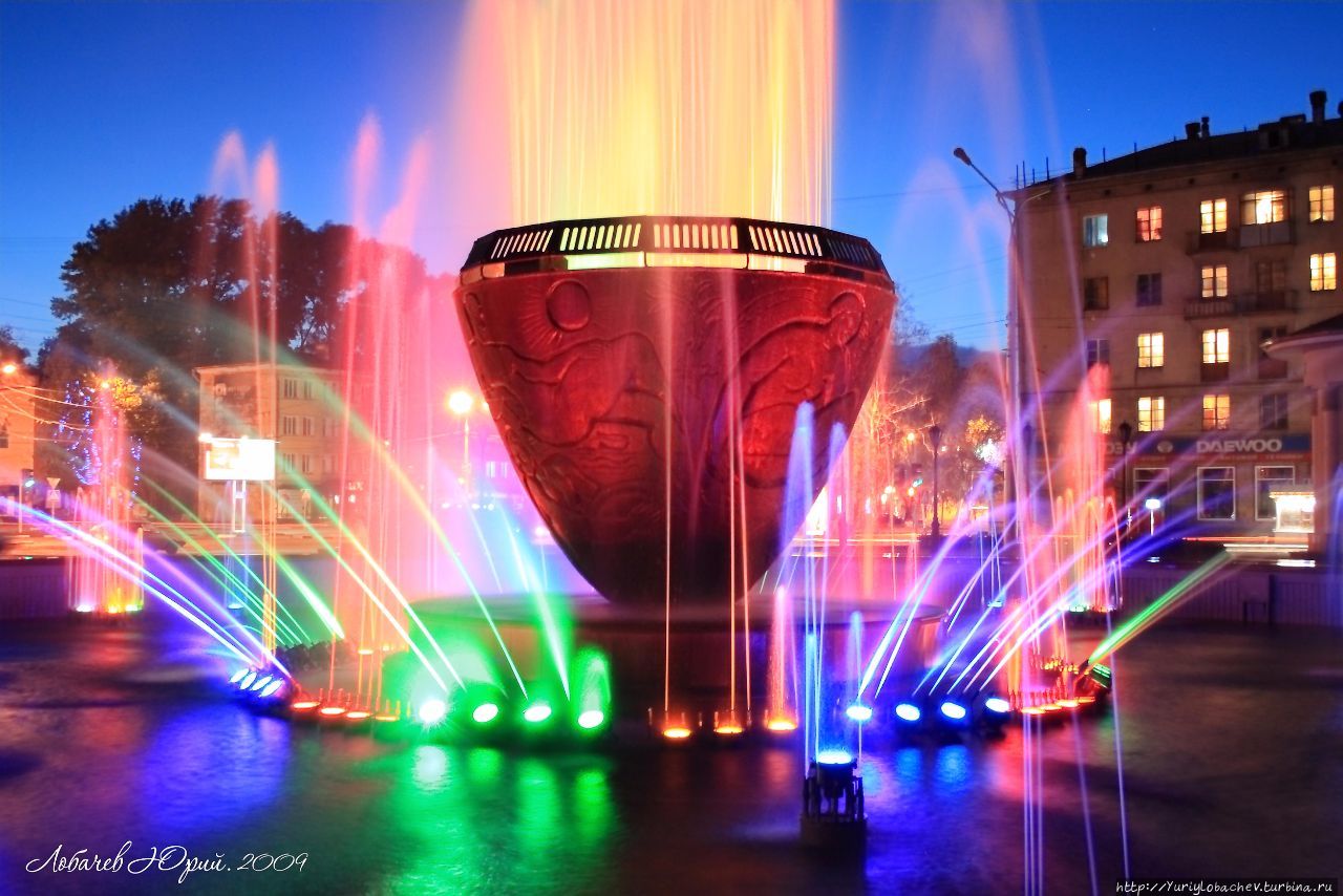фонтан у драм театра Новокузнецк, Россия