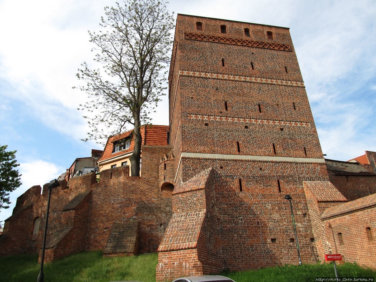Самая знаменитая и наиболее посещаемая Кривая Башня (Krzywa Wieża) в Торуни. Торунь, Польша