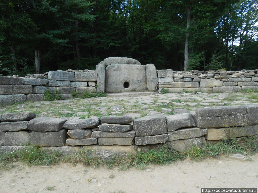 Возрождение. Дольмены Возрождение. Дольмены