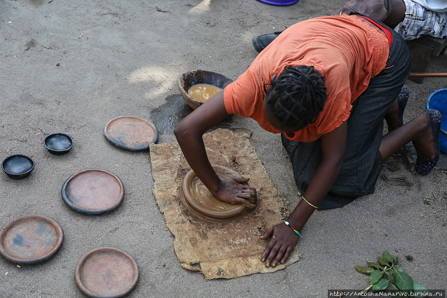 Девушка вручную крутит-лепит тарелки. Джинка, Эфиопия