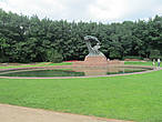 Памятник Фридерику Шопену — самому выдающемуся польскому композитору был открыт в 1926 г. недалеко от главного входа в Лаженки со стороны аллей Ujazdowskie. Является одним из самых распознаваемых мест в Варшаве.