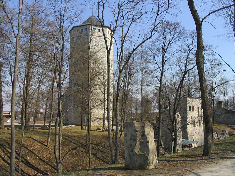 Восстанговленная башня Валлиторн посреди руин крепости Пайде, Эстония