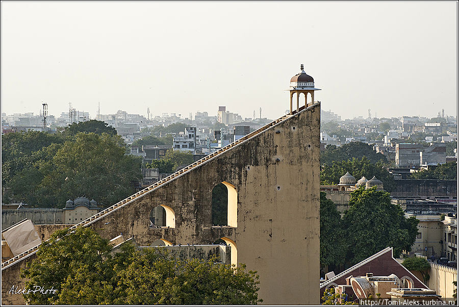 Вид на обсерваторию Джантар-Мантар...
* Джайпур, Индия