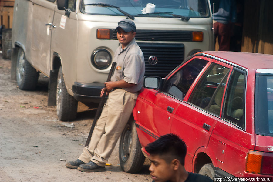 Полицейский в районе самоуправления Сан-Кристобаль-де-Лас-Касас, Мексика Полицейский в районе самоуправления Сан-Кристобаль-де-Лас-Касас, Мексика