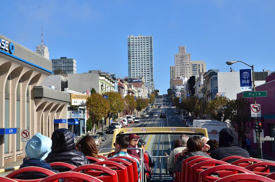 Экскурсионный автобус едет по городу Сан-Франциско, CША