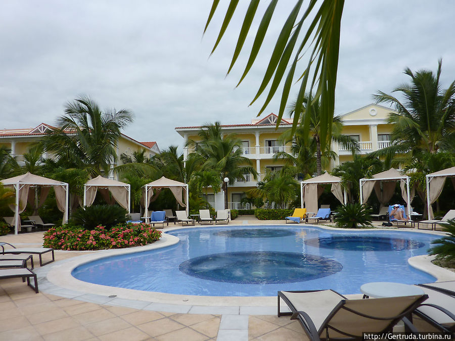 Один из бассейнов рано утром Один из бассейнов рано утром