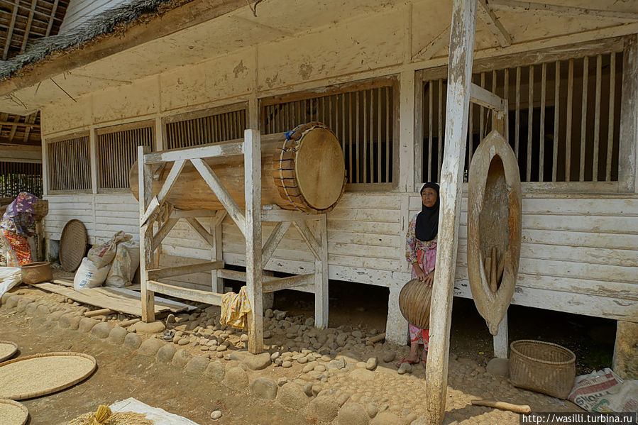 Барабан для сбора жителей — слева. Тревожный сигнал — висит справа. Барабан для сбора жителей — слева. Тревожный сигнал — висит справа.
